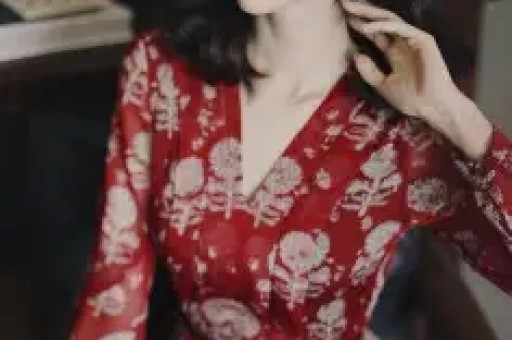 1天曝3大瓜！顶流女星签协议、约会激吻、知三当三各个炸裂