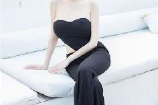 两人在洪天明婚礼上一见钟情。恋情曝光后贾晓晨被骂小三她没退缩樊少皇也公开承诺会对前女友两个孩子负责