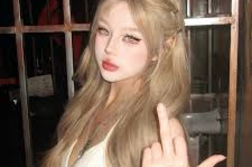 算是救赎文。女主是小镇出来的姑娘被网暴回到家乡遇到男主。此时她是外地来旅游的漂亮有钱女人他是活一天算一天破旧酒吧小老板。第一次见面女主见色起意以为男主是🦆但其实他是只想逃离妈妈掌控的